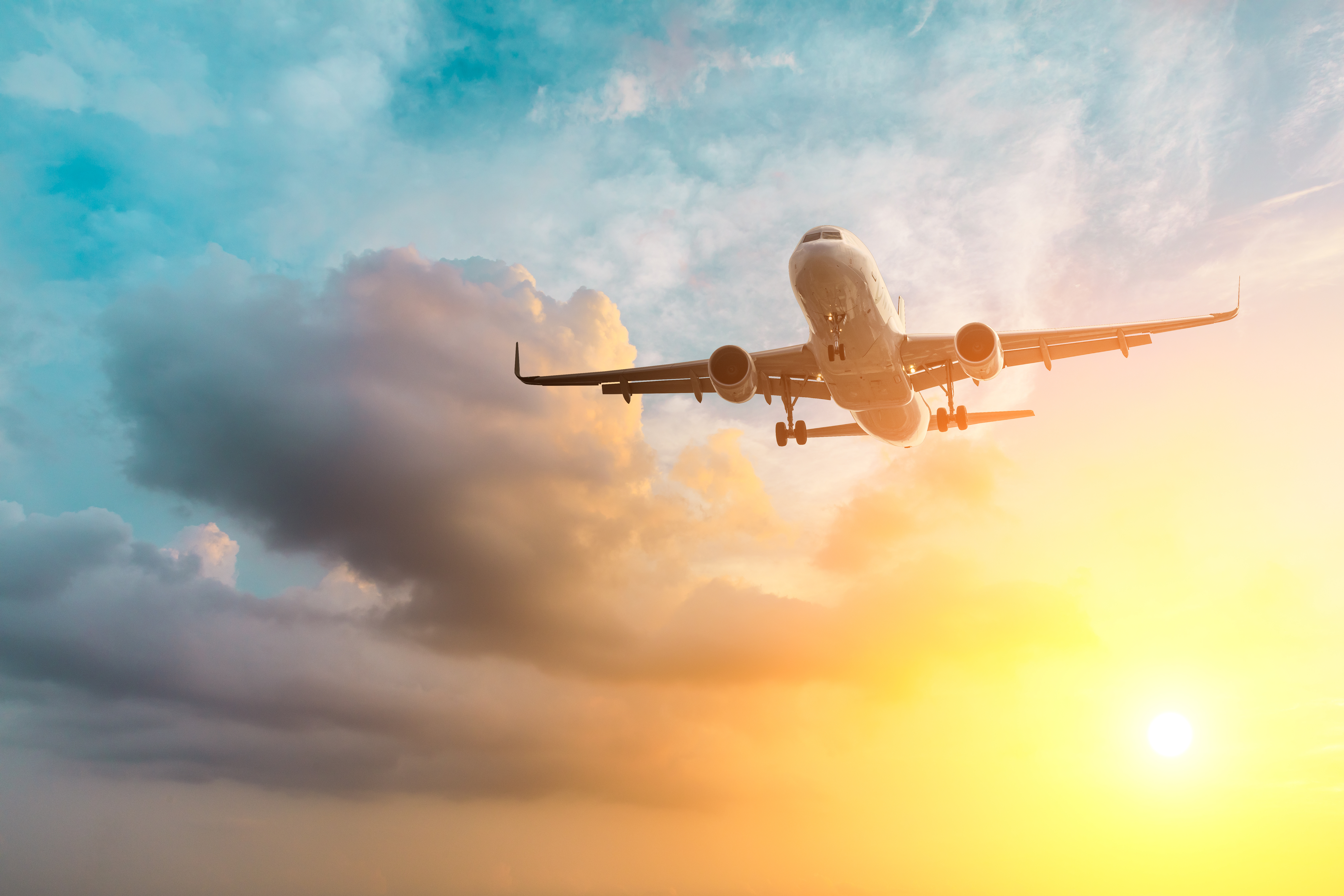 Viajantes em um destino ensolarado